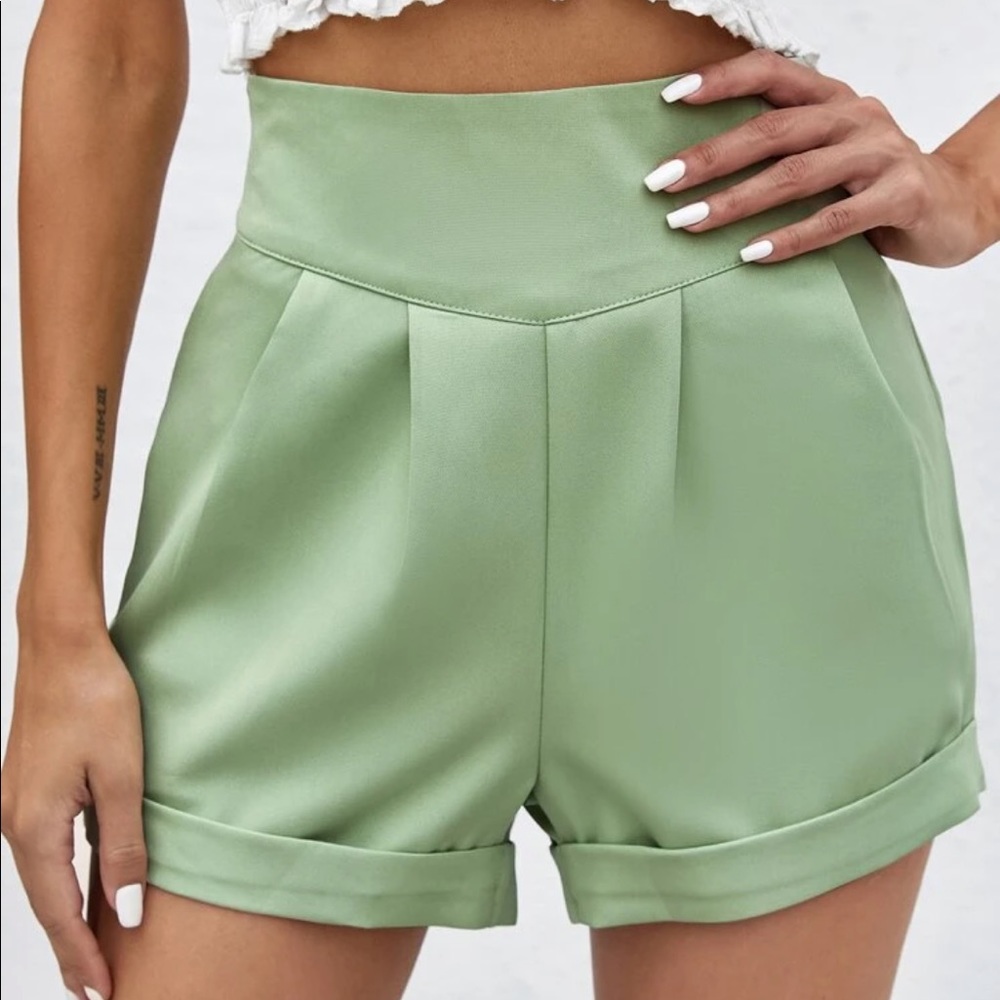 Cuffed hem plicated green shorts